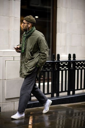 Come indossare e abbinare una sciarpa stampata in modo casual: Combina una giacca da campo verde oliva con una sciarpa stampata per un look comfy-casual. Sfodera il gusto per le calzature di lusso e opta per un paio di sneakers basse di tela bianche.