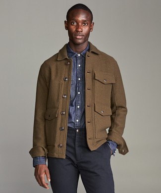Come indossare e abbinare una giacca da campo di lana marrone quando fa caldo in modo smart-casual: Indossa una giacca da campo di lana marrone con chino blu scuro per un fantastico look da sfoggiare nel weekend.