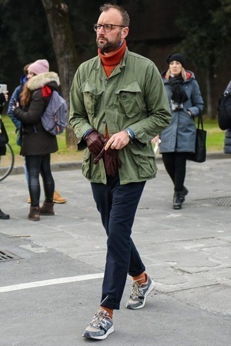 Come indossare e abbinare calzini arancioni per un uomo di 40 anni in modo casual: Indossa una giacca da campo verde oliva con calzini arancioni per una sensazione di semplicità e spensieratezza. Questo outfit si abbina perfettamente a un paio di scarpe sportive grigie.