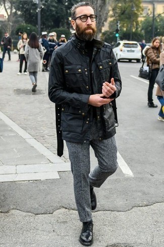 Quale scarpe derby indossare con una giacca da campo nera per un uomo di 40 anni: Mostra il tuo stile in una giacca da campo nera con chino di lana grigi per un look semplice, da indossare ogni giorno. Completa il tuo abbigliamento con un paio di scarpe derby.
