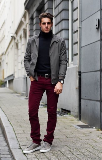 Quale jeans indossare con una giacca da campo grigia: Per un outfit quotidiano pieno di carattere e personalità, combina una giacca da campo grigia con jeans. Sneakers basse in pelle grigie sono una gradevolissima scelta per completare il look.