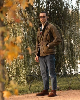 Moda uomo anni 40 in modo casual: Indossa una giacca da campo verde oliva con pantaloni cargo blu scuro per un look raffinato per il tempo libero. Mostra il tuo gusto per le calzature di alta classe con un paio di chukka in pelle scamosciata marroni.