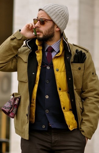 Come indossare e abbinare un blazer blu scuro con una giacca da campo senape in modo smart-casual: Opta per una giacca da campo senape e un blazer blu scuro se preferisci uno stile ordinato e alla moda.