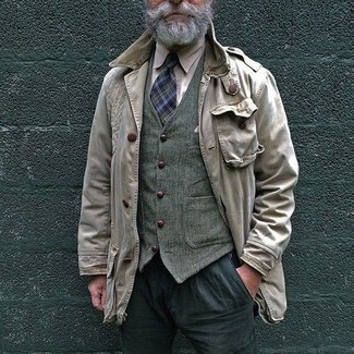 Come indossare e abbinare una cravatta scozzese blu per un uomo di 40 anni in autunno 2024: Mostra il tuo stile in una giacca da campo beige con una cravatta scozzese blu per essere sofisticato e di classe. Ecco una buona idea per creare uno stupendo outfit autunnale.