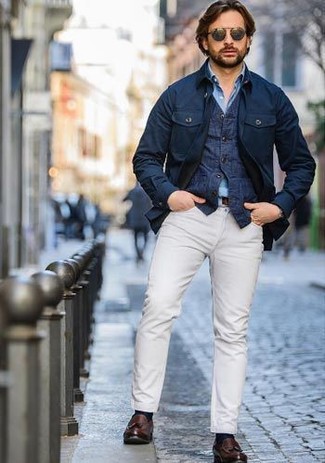 Quale camicia a maniche lunghe indossare con un gilet di jeans blu scuro: Metti un gilet di jeans blu scuro e una camicia a maniche lunghe per essere sofisticato e di classe. Mocassini con nappine in pelle marrone scuro sono una buona scelta per completare il look.