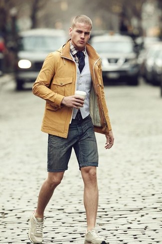 Quale giacca da campo indossare con un gilet grigio per un uomo di 30 anni quando fa caldo in modo smart-casual: Metti una giacca da campo e un gilet grigio per essere sofisticato e di classe. Mettiti un paio di scarpe sportive beige per avere un aspetto più rilassato.