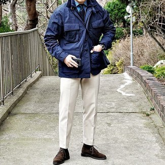 Quale pantaloni eleganti indossare con chukka marroni: Prova ad abbinare una giacca da campo blu scuro con pantaloni eleganti per essere sofisticato e di classe. Se non vuoi essere troppo formale, scegli un paio di chukka marroni come calzature.