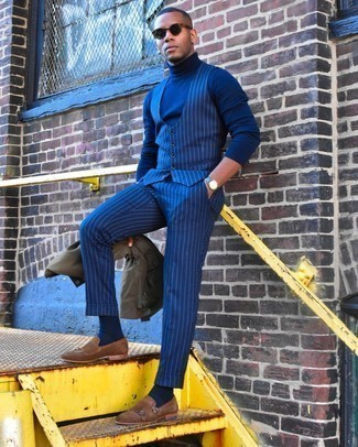 Come indossare e abbinare un dolcevita blu: Potresti combinare un dolcevita blu con pantaloni eleganti a righe verticali blu scuro, perfetto per il lavoro. Sfodera il gusto per le calzature di lusso e calza un paio di scarpe double monk in pelle scamosciata marroni.