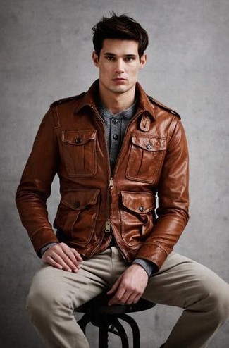 Quale giacca da campo indossare con un cardigan grigio per un uomo di 30 anni: Coniuga una giacca da campo con un cardigan grigio se preferisci uno stile ordinato e alla moda.