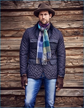 Come indossare e abbinare un borsalino di lana marrone quando fa caldo: Una giacca da campo trapuntata blu scuro e un borsalino di lana marrone sono l'outfit perfetto per le giornate di relax.