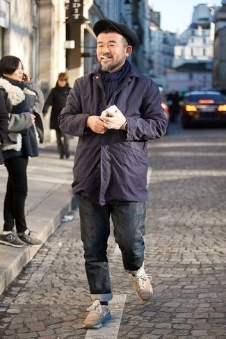 Come indossare e abbinare jeans blu per un uomo di 40 anni: Indossa una giacca da campo blu scuro e jeans blu per un look semplice, da indossare ogni giorno. Se non vuoi essere troppo formale, prova con un paio di scarpe sportive beige.