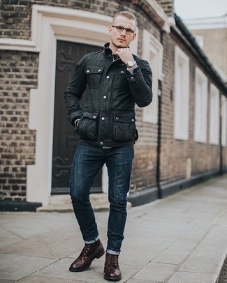 Quale jeans indossare con stivali casual marroni per un uomo di 20 anni in modo smart-casual: Una giacca da campo nera e jeans si adattano perfettamente a ogni genere di attività per il weekend. Scegli uno stile classico per le calzature e calza un paio di stivali casual marroni.