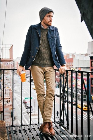 Come indossare e abbinare jeans con un maglione a trecce quando fa caldo: Abbina un maglione a trecce con jeans per un look spensierato e alla moda. Sfodera il gusto per le calzature di lusso e opta per un paio di stivali casual in pelle marrone chiaro.