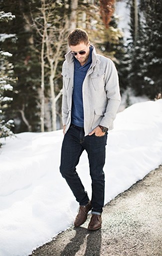 Quale jeans indossare con chukka marroni in autunno 2024 in modo smart-casual: Abbina una giacca da campo grigia con jeans per un look spensierato e alla moda. Chukka marroni sono una valida scelta per completare il look. Ecco un outfit must have per i mesi autunnali.