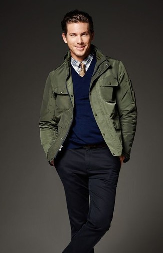Quale maglione con scollo a v indossare con chino blu scuro e verdi: Per un outfit quotidiano pieno di carattere e personalità, combina un maglione con scollo a v con chino blu scuro e verdi.