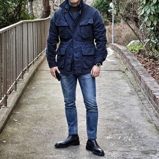 Quale giacca da campo indossare con jeans blu per un uomo di 30 anni: Per un outfit quotidiano pieno di carattere e personalità, prova ad abbinare una giacca da campo con jeans blu. Opta per un paio di stivali chelsea in pelle neri per mettere in mostra il tuo gusto per le scarpe di alta moda.