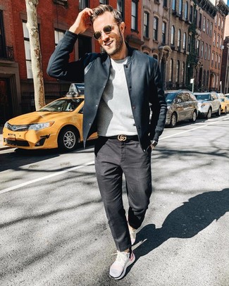 Come indossare e abbinare scarpe da barca marroni per un uomo di 30 anni: Prova a combinare una giacca da campo nera con jeans grigio scuro per vestirti casual. Scarpe da barca marroni sono una valida scelta per completare il look.