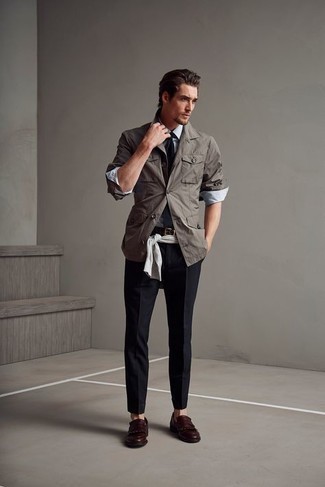Look alla moda per uomo: Giacca da campo grigia, Maglione girocollo bianco, Camicia elegante grigia, Chino neri