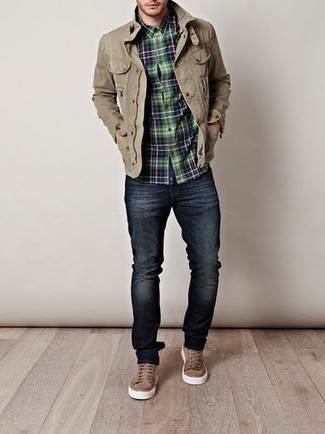 Quale jeans indossare con sneakers basse marroni: Metti una giacca da campo marrone chiaro e jeans per un look semplice, da indossare ogni giorno. Sneakers basse marroni sono una buona scelta per completare il look.