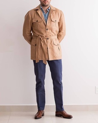 Come indossare e abbinare una giacca marrone chiaro: Indossa una giacca marrone chiaro con pantaloni eleganti blu scuro per un look elegante e di classe. Per distinguerti dagli altri, mettiti un paio di chukka in pelle marrone scuro.