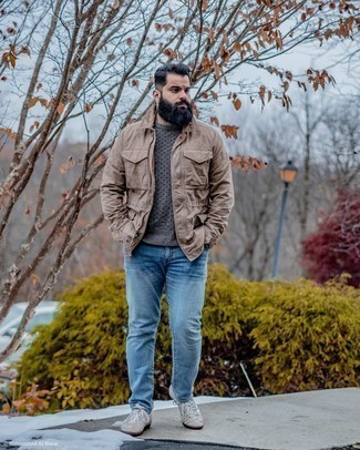 Come indossare e abbinare jeans azzurri per un uomo di 30 anni quando fa caldo in modo casual: Prova a combinare una giacca da campo marrone chiaro con jeans azzurri per un look trendy e alla mano. Perfeziona questo look con un paio di sneakers basse di tela grigie.