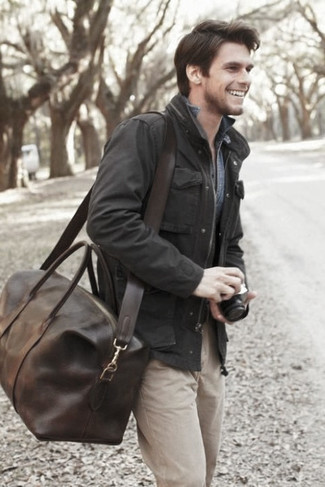 Come indossare e abbinare un borsone terracotta in modo casual: Coniuga una giacca da campo nera con un borsone terracotta per una sensazione di semplicità e spensieratezza.