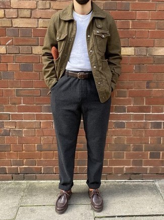 Moda uomo anni 30 quando fa caldo: Mostra il tuo stile in una giacca da campo verde oliva con chino di lana grigio scuro per un look trendy e alla mano. Completa questo look con un paio di chukka in pelle marrone scuro.