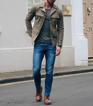 Quale jeans aderenti indossare con stivaletti brogue marroni: Potresti abbinare una giacca da campo verde oliva con jeans aderenti per un fantastico look da sfoggiare nel weekend. Sfodera il gusto per le calzature di lusso e opta per un paio di stivaletti brogue marroni.
