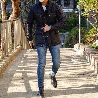 Quale jeans indossare con stivali chelsea neri: Questa combinazione di una giacca da campo trapuntata nera e jeans è perfetta per il tempo libero. Sfodera il gusto per le calzature di lusso e calza un paio di stivali chelsea neri.