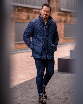 Quale jeans aderenti indossare con una giacca da campo blu scuro: Indossa una giacca da campo blu scuro e jeans aderenti per una sensazione di semplicità e spensieratezza. Scegli uno stile classico per le calzature e scegli un paio di stivali casual in pelle marrone scuro come calzature.