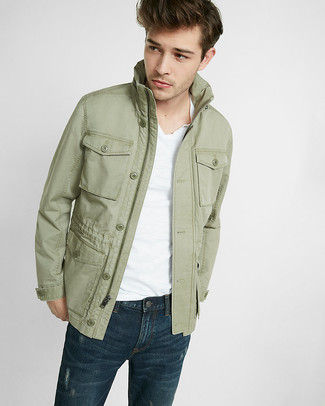 Come indossare e abbinare una giacca da campo verde oliva per un uomo di 20 anni: Potresti abbinare una giacca da campo verde oliva con jeans blu scuro per un look trendy e alla mano.