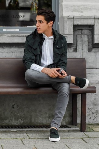 Quale mocassini con nappine indossare con jeans grigi per un uomo di 20 anni: Indossa una giacca da campo verde scuro con jeans grigi per affrontare con facilità la tua giornata. Un bel paio di mocassini con nappine è un modo semplice di impreziosire il tuo look.