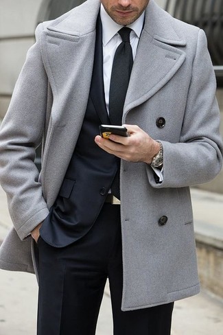 Come indossare e abbinare un orologio argento per un uomo di 30 anni quando fa gelo in modo formale: Per un outfit della massima comodità, combina una giacca da marinaio grigia con un orologio argento.
