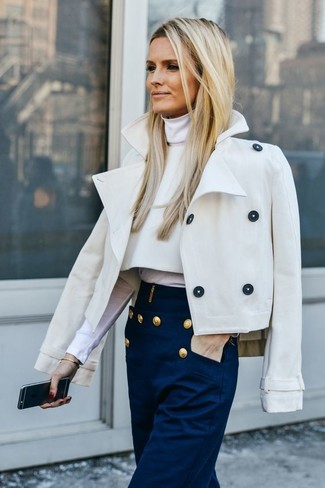 Come indossare e abbinare una giacca da marinaio marrone chiaro quando fa gelo: Abbina una giacca da marinaio marrone chiaro con pantaloni larghi blu scuro per un look davvero alla moda.