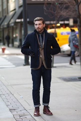 Come indossare e abbinare un blazer marrone scuro con jeans blu in modo smart-casual: Abbina un blazer marrone scuro con jeans blu per un abbigliamento elegante ma casual. Perfeziona questo look con un paio di stivali casual in pelle bordeaux.
