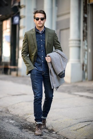 Come indossare e abbinare un blazer foglia di tè con jeans blu per un uomo di 20 anni: Potresti indossare un blazer foglia di tè e jeans blu, perfetto per il lavoro. Rifinisci questo look con un paio di stivali casual in pelle marroni.