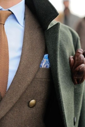Come indossare e abbinare un fazzoletto da taschino blu: Potresti abbinare una giacca da marinaio verde oliva con un fazzoletto da taschino blu per una sensazione di semplicità e spensieratezza.