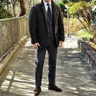Quale blazer indossare con chukka marroni quando fa freddo in modo formale: Scegli un blazer e pantaloni eleganti grigio scuro come un vero gentiluomo. Se non vuoi essere troppo formale, scegli un paio di chukka marroni.