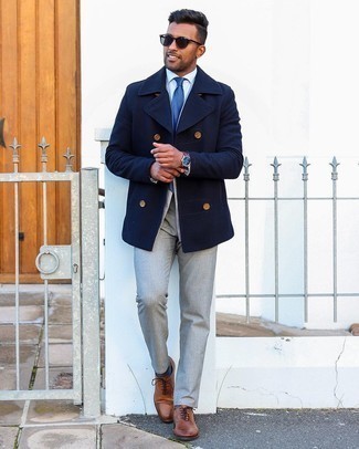 Come indossare e abbinare una cravatta blu scuro quando fa freddo in modo smart-casual: Combina una giacca da marinaio blu scuro con una cravatta blu scuro per un look elegante e alla moda. Scarpe oxford in pelle marroni sono una splendida scelta per completare il look.