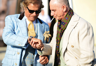 Come indossare e abbinare una camicia elegante per un uomo di 50 anni quando fa freddo in modo formale: Metti una camicia elegante e una giacca da marinaio scozzese azzurra come un vero gentiluomo.