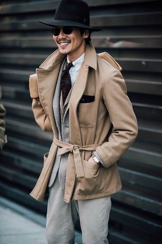 Come indossare e abbinare chino con una giacca da marinaio quando fa gelo: Metti una giacca da marinaio e chino per un look davvero alla moda.