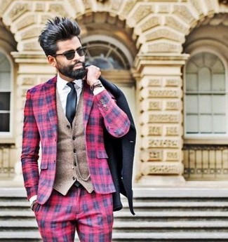 Come indossare e abbinare un blazer bordeaux quando fa freddo in modo formale: Metti un blazer bordeaux e pantaloni eleganti scozzesi rossi per un look elegante e alla moda.