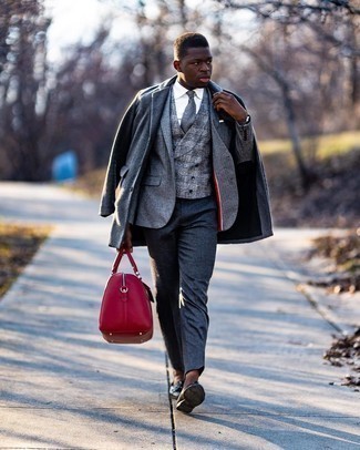 Come indossare e abbinare una borsa in pelle rossa in modo formale: Potresti indossare una giacca da marinaio grigia e una borsa in pelle rossa per un look comfy-casual. Calza un paio di mocassini con nappine in pelle neri per mettere in mostra il tuo gusto per le scarpe di alta moda.