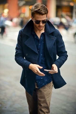 Come indossare e abbinare una giacca da marinaio blu: Opta per una giacca da marinaio blu e chino marrone chiaro se preferisci uno stile ordinato e alla moda.