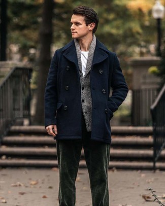Come indossare e abbinare una giacca da marinaio blu scuro per un uomo di 30 anni: Combina una giacca da marinaio blu scuro con chino di velluto a coste verde scuro per un look davvero alla moda.