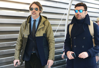 Come indossare e abbinare un zaino marrone chiaro per un uomo di 30 anni quando fa gelo: Metti una giacca da marinaio blu scuro e uno zaino marrone chiaro per un'atmosfera casual-cool.