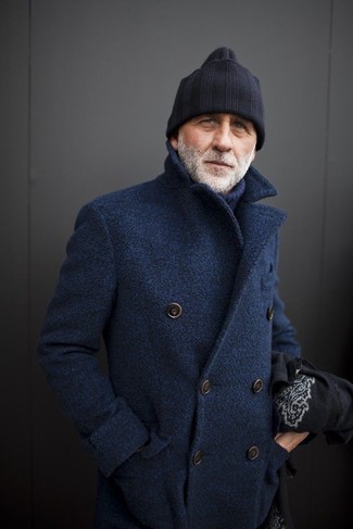 Come indossare e abbinare un dolcevita blu scuro per un uomo di 50 anni quando fa gelo: Abbina un dolcevita blu scuro con una giacca da marinaio blu scuro per un look da sfoggiare sul lavoro.