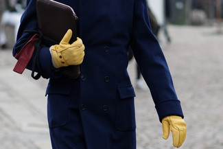 Come indossare e abbinare guanti in pelle senapi per un uomo di 30 anni in autunno 2024: Opta per una giacca da marinaio blu scuro e guanti in pelle senapi per un outfit rilassato ma alla moda. Questo, ovviamente, è l'outfit indispensabile per questa stagione autunnale.