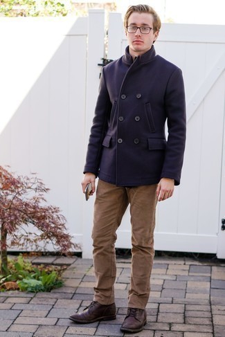 Quale giacca da marinaio indossare con jeans terracotta: Potresti indossare una giacca da marinaio e jeans terracotta per un look davvero alla moda. Stivali casual in pelle bordeaux sono una valida scelta per completare il look.