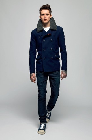 Look alla moda per uomo: Giacca da marinaio blu scuro, T-shirt girocollo bianca, Jeans blu scuro, Sneakers basse blu scuro e bianche